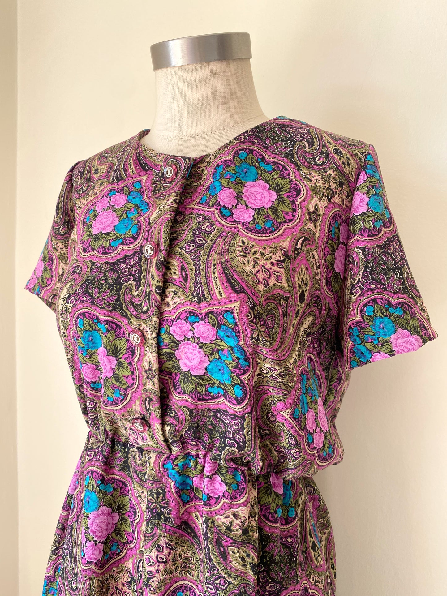 Charming vintage short-sleeve dress