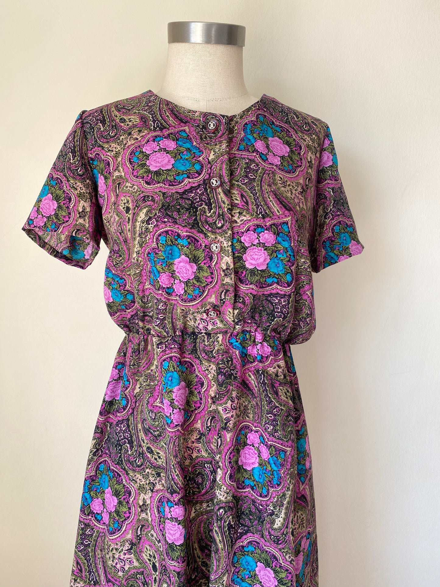 Charming vintage short-sleeve dress